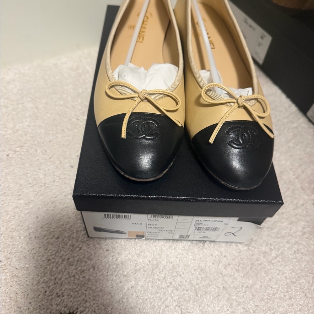 CHANEL Two-Tone Beige and Black Cap-Toe Leather Ballet Flats - Picture 4 of 5